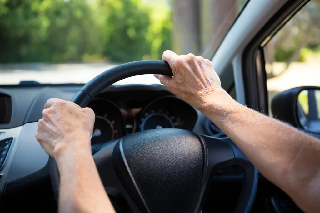 Une personne qui tient un volant